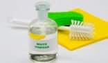 Cleaning with white vinegar