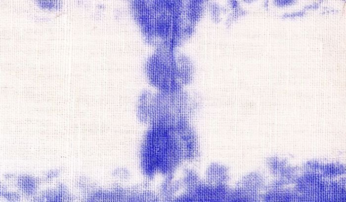 Close-up of a blue ink stain on white fabric, illustrating the challenge of removing ink stains from clothes.