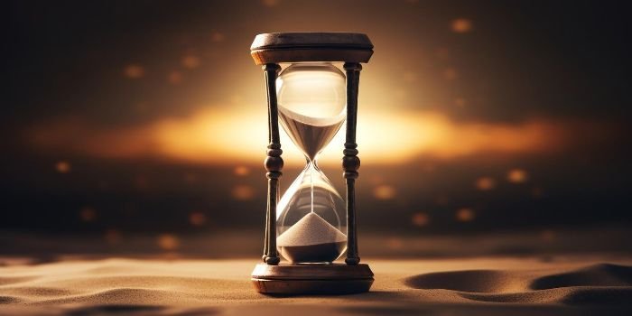 Hourglass symbolizing the importance of avoiding last-minute bookings for end of tenancy cleaning