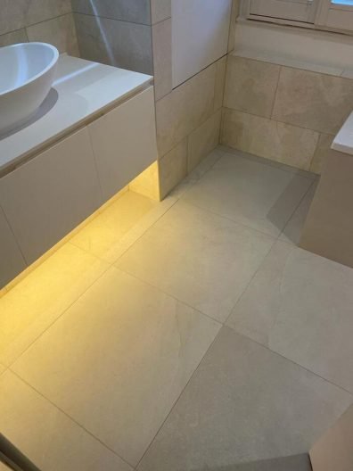 Clean bathroom floor after end of tenancy cleaning in Balham, SW12