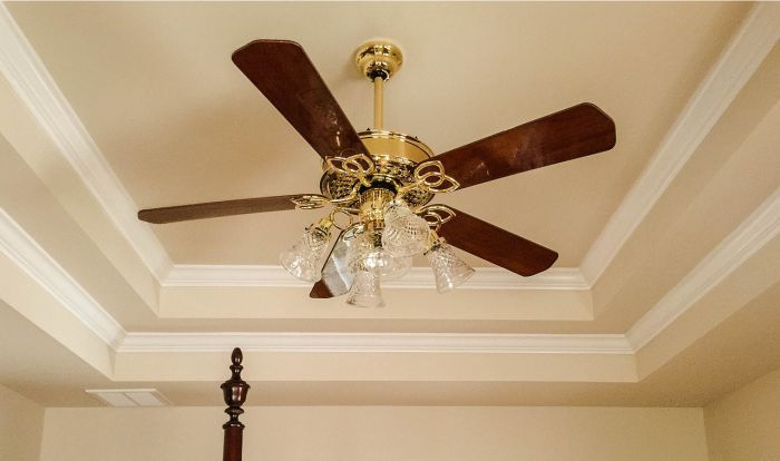 Common Mistakes to Avoid During End of Tenancy Cleaning in London 4 Ceiling fan with light fixtures, emphasizing the importance of dusting and cleaning small details during end of tenancy cleaning to ensure a spotless property.