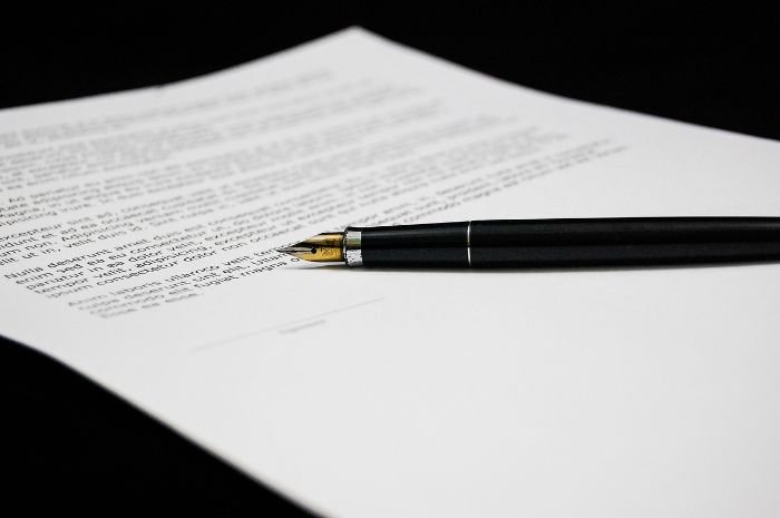 Rental agreement document with pen indicating deadlines for end of tenancy cleaning