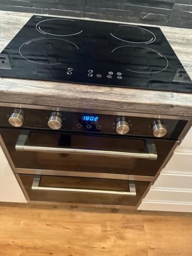 Pristine electric stovetop after end of tenancy cleaning in Canary Wharf, E14