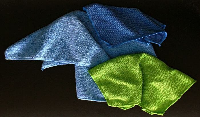 Blue and green microfiber cloths - Everything you need to know about microfiber cloth benefits and uses