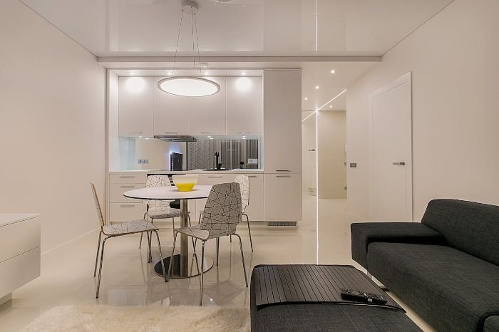 Modern, spotless kitchen and dining area showcasing the benefits of hiring a professional cleaning service for end of tenancy, ensuring a thorough and deposit-friendly clean.