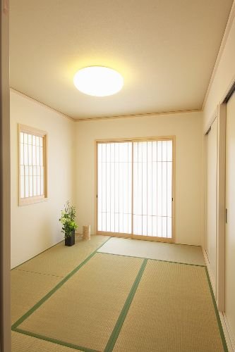 Bright and clean minimalist bedroom with sliding doors and tatami mats, professionally cleaned during end of tenancy cleaning in Chigwell, IG7.