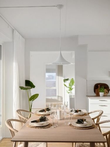 Bright and elegant dining area in a well-maintained property in Holland Park, W11.
