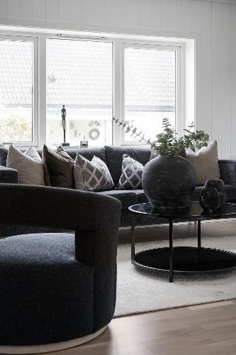 Clean and tidy living room after professional end of tenancy cleaning in Kensal Green, NW10, featuring a modern sofa, stylish cushions, and a sleek coffee table.