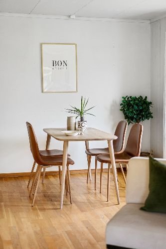 Modern dining area in Tooting, SW17, after a professional end of tenancy cleaning by Samyx Cleaning.