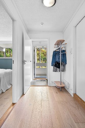 Bright hallway in Nine Elms, SW8, showcasing a freshly cleaned space following Samyx Cleaning’s end of tenancy service.